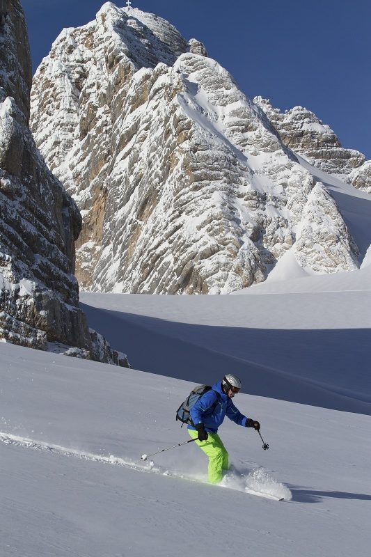 Skitourenabfahrt mit Dachstein-Gipfel im Hintergrund